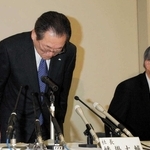 会見後、頭を下げる幡掛大輔クボタ社長。因果関係は認めず、道義的責任に基づく対応を取った＝２００５年１２月、尼崎市浜１のクボタ阪神事務所