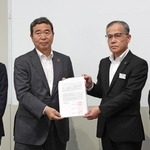 成松郁廣・県経営者協会長（左から２人目）に求人拡大の要請書を手渡す藤原俊平教育長（同３人目）＝神戸市東灘区田中町５、兵庫県東灘庁舎