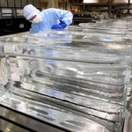 透明度の高い氷柱が並ぶ製氷工場＝１日午後、兵庫県太子町糸井