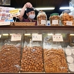 味わい深いあられなどが並ぶ店内。原料米の不足や値上がりの影響が続く＝神戸市中央区元町通５、吾妻屋（撮影・大田将之）