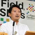 定例会見で記者の質問に答える兵庫県の斎藤元彦知事＝２日午後、神戸市中央区（撮影・小林良多）
