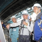 建物の概要や労働災害の防止に向けた取り組みについて説明を受ける兵庫労働局の赤松俊彦局長（右端）＝姫路市西延末