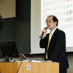 兵庫県立大の学生に向けて労働時間や就業規則について講義する兵庫労働局の赤松俊彦局長＝神戸市西区学園西町８