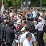 立候補者らの話を聞こうと集まった支持者ら＝３日午前、神戸市中央区