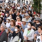立候補者の訴えに耳を傾ける人たち＝３日午前、神戸市西区（画像の一部を加工しています）
