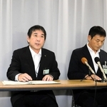 姫路市職員の処分概要を説明する池田康政職員部長（左）と渋川学人事課長＝姫路市安田４、姫路市役所
