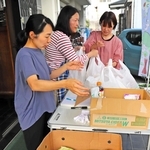 月に１度の食材提供日。「みそらこども食堂」のスタッフらが、物価高に苦しむ３０世帯分を準備した＝６月、神戸市中央区旗塚通７
