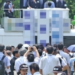 物々しい雰囲気の演説会場。金属探知機も使い、安全確保が図られた＝３日、神戸市中央区加納町６、東遊園地（撮影・笠原次郎）