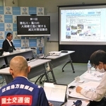 猪名川などの増水に備えて対応を確認する参加者＝大阪府池田市、国土交通省猪名川河川事務所