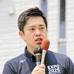 街頭演説する日本維新の会の吉村洋文代表＝４日午前、阪神西宮駅前