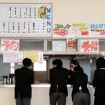 少子化と物価高騰の影響を受ける高校の食堂＝２０２５年１月、姫路市内