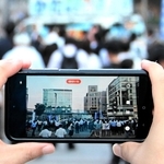 各陣営が重点を置くＳＮＳでの発信。街頭演説の動画撮影は欠かせない＝３日、姫路市
