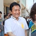 有権者と握手し、支持を呼びかける国民民主党の玉木雄一郎代表＝７日午後、神戸市中央区