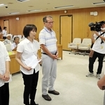 道路計画に対する懸念や環境への悪影響について説明する会の代表者ら（左）＝兵庫県庁
