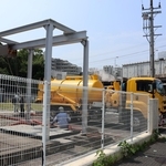 タンクから汚水を吸い上げる　バキュームカー＝８日午前、明石市藤江