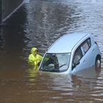 アンダーパスで冠水した乗用車。運転手はその後すぐに救出された＝８日午後３時４７分、三田市川除