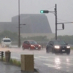 バケツをひっくり返したような雨が降った三田市役所前＝８日午後１時４６分、三田市三輪２