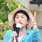 参院選の候補者の応援でマイクを握る社民党の福島瑞穂党首＝８日午後、神戸市中央区下山手通４
