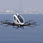 デモ飛行を行う空飛ぶクルマの２人乗り機体（一般社団法人ＭＡＳＣ提供）