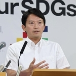 定例会見に臨む兵庫県の斎藤元彦知事＝９日、神戸市中央区