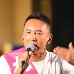 神戸・三宮で演説するれいわ新選組の山本太郎代表＝９日午後、神戸市中央区加納町４
