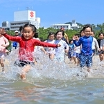 笑顔で勢いよく海に入る幼稚園児たち＝１０日午前、神戸市須磨区、須磨海水浴場（撮影・風斗雅博）
