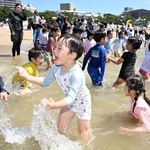 水を掛け合って楽しむ幼稚園児ら＝１０日午前、神戸市須磨区、須磨海水浴場（撮影・風斗雅博）