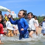 海の中に入り笑顔を見せる幼稚園児たち＝１０日午前、神戸市須磨区、須磨海水浴場（撮影・風斗雅博）