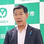 新潟県上越市の中川幹太市長の発言を受け、会見した三田市の田村克也市長＝１０日午後、三田市三輪２、三田市役所