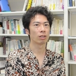 移民や差別について研究する大阪大の五十嵐彰准教授＝大阪府吹田市、大阪大学
