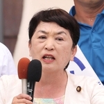 神戸市内で支持を訴えた社民党の福島瑞穂党首＝１２日午前、神戸市中央区（撮影・小林良多）