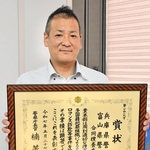 警察庁長官賞の賞状を持つ兵庫県警国際捜査課の神野潤警部＝県警本部