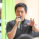街頭演説する日本維新の会の吉村洋文代表＝１４日午後、神戸市兵庫区荒田町２（撮影・斎藤雅志）
