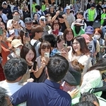 党幹部が応援に入り、大勢の人が集まった神戸の繁華街（画像の一部を加工しています）