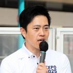街頭演説する日本維新の会の吉村洋文代表＝１６日午前、西宮市北口町