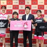 スポーツ振興や女性活躍の推進などで兵庫県と連携協定を締結した、ＮＰＯ法人アストライアの泉川彩華理事長（左から２人目）と斎藤元彦知事（右から２人目）ら＝県庁