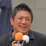 街頭演説する参政党の神谷宗幣代表＝１７日午後、東遊園地（撮影・笠原次郎）