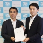 斎藤元彦知事に対し有機農業の推進などを求める申し入れを行った自民の谷口俊介幹事長（左）＝兵庫県庁