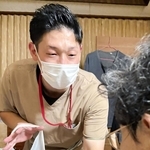 次の利用日までの食料品を買って届ける池田知樹さん。１人暮らしの男性にとって訪問介護は生命線だ＝兵庫県猪名川町内