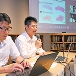 化石組織を壊さずにタンパク質を可視化する技術を開発したと発表する稲葉勇人さん（左から２人目）ら＝たんば恐竜博物館