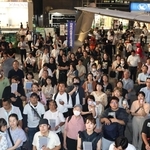 選挙戦最後の訴えを聞く有権者＝１９日夜、神戸市中央区（撮影・小林良多、画像の一部を加工しています）