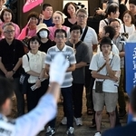 選挙戦最終日に候補者の演説に耳を傾ける有権者ら＝１９日夜、神戸市内（撮影・風斗雅博、画像の一部を加工しています）