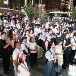 選挙戦最終日に候補者の訴えを聞く有権者＝１９日夜、神戸市中央区（撮影・小林良多、画像の一部を加工しています）