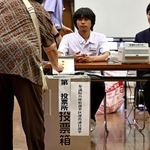 選挙区の投票用紙を投票箱に入れていく有権者＝２０日午前、神戸市中央区山本通１（撮影・長嶺麻子）