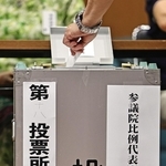比例代表の投票用紙を投票箱に入れていく有権者＝２０日午前、神戸市中央区山本通１（撮影・長嶺麻子）