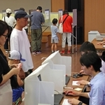 投票券を手に、参院選の投票に訪れた有権者ら＝２０日午前、神戸市中央区山本通１（撮影・長嶺麻子）