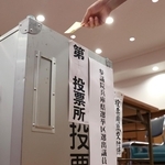 選挙区の投票用紙を投票箱に入れていく有権者＝２０日午前、神戸市中央区山本通１（撮影・長嶺麻子）