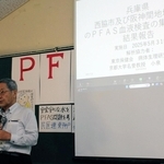血液検査の結果を説明する京都大の小泉昭夫名誉教授＝西脇市西脇
