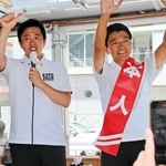 参院選兵庫選挙区に立候補していた、日本維新の会の吉平敏孝氏（右）への支持を呼びかける吉村洋文代表＝７月１８日、神戸市中央区三宮町１