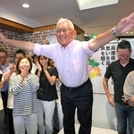 当選が確実となり、支援者らにあいさつする泉房穂氏＝神戸市中央区元町通２（撮影・大田将之） 
